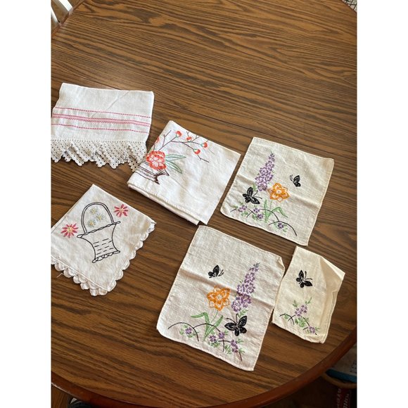 Tea towels and embroidered pieces vintage cottage core - Picture 1 of 15